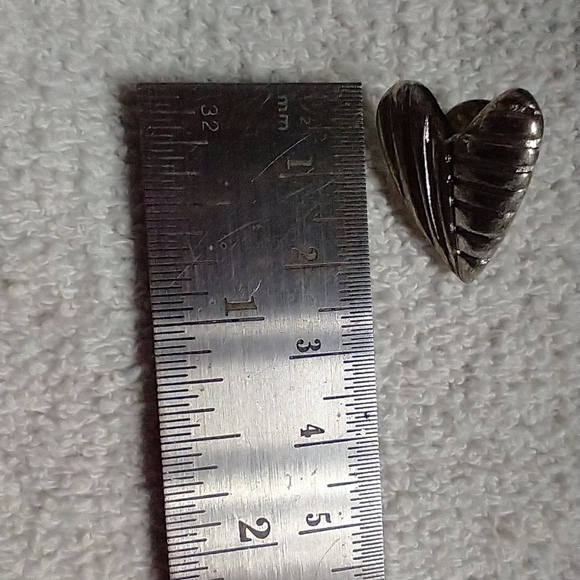 Silvertone metal heart pin approx. 1 inch - Picture 2 of 3
